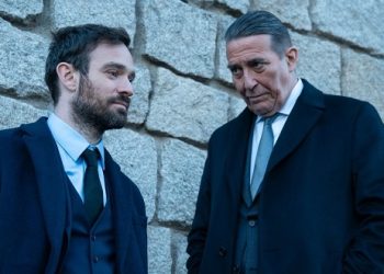 Ciarán Hinds Bergabung dengan Charlie Cox di Drama Mata-mata Netflix, Treason