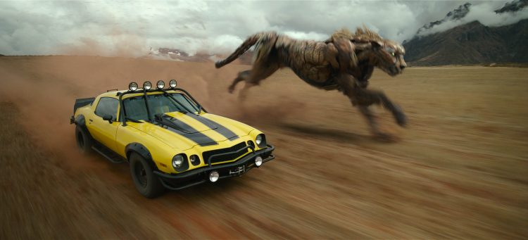 Bumblebee and Cheetor in PARAMOUNT PICTURES and SKYDANCE Present In Association with HASBRO and NEW REPUBLIC PICTURES A di BONAVENTURA PICTURES Production A TOM DESANTO / DON MURPHY Production A BAY FILMS Production “TRANSFORMERS: RISE OF THE BEASTS”