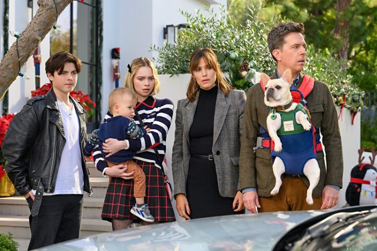 Family Switch - (L to R) Brady Noon as Wyatt, Emma Myers as CC, Lincoln Alex Sykes and Theodore Brian Sykes as Baby Miles, Jennifer Garner as Jess Walker and Ed Helms as Bill Walker in Family Switch. Cr. Colleen Hayes/Netflix © 2023.