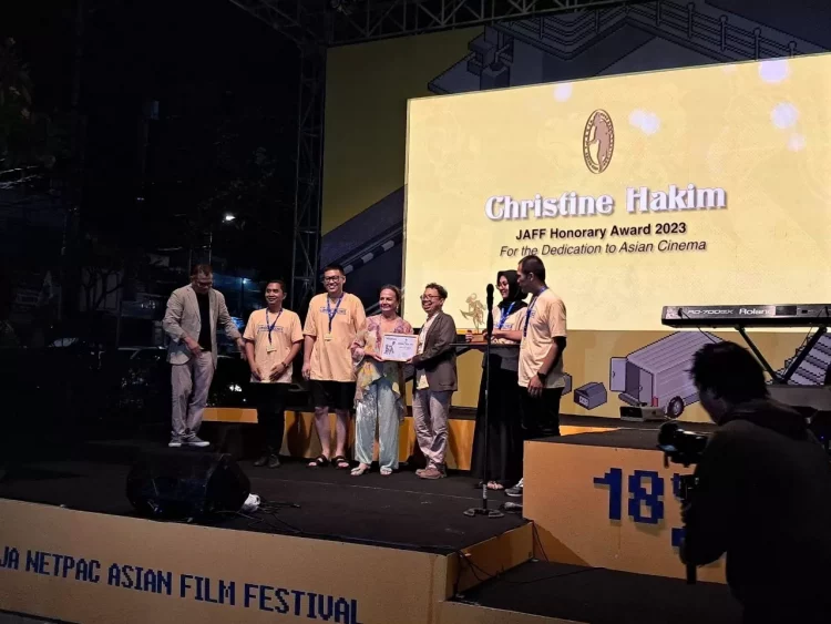 Christine Hakim menerima penghargaan Honorary Award JAFF 2023