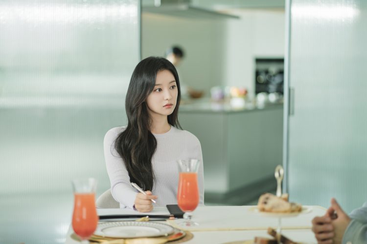 Serial drama romantis Korea Queen of Tears berhasil memikat penonton dari berbagai negara. Ditulis oleh Park Ji-eun yang menuai pujian melalui serial Crash Landing on You, Queen of Tears berhasil menduduki posisi 10 besar dalam daftar Netflix Top 10 Non-English Series di lebih dari 40 negara selama tiga minggu berturut-turut. Serial ini juga menempati posisi nomor satu di tujuh negara, termasuk Jepang, Indonesia, dan Taiwan. Dengan pencapaian yang mengesankan, serial ini mampu mengumpulkan total 30 juta jam penayangan pada minggu 18 Maret, dan meraih posisi teratas di tujuh negara hingga 24 Maret 2024. Kredit foto: Netflix Kisah Queen of Tears yang memikat terus berlanjut seiring dengan berkembangnya hubungan antara Baek Hyun-woo (diperankan oleh Kim Soo-hyun) dan Hong Hae-in (diperankan oleh Kim Ji-won). Meskipun sebelumnya dipenuhi dengan ketegangan, kehidupan pernikahan mereka mulai mencair dan kembali memancarkan kehangatan dan cinta seperti di awal hubungan mereka. Dalam rentetan cerita yang menyentuh, pasangan ini berangkat ke Jerman, tempat mereka dulu berbulan madu, untuk mencari perawatan bagi penyakit Hae-in. Di tempat yang pernah menjadi saksi cinta mereka, keduanya kembali menemukan kehangatan hubungan mereka. Namun, kebahagiaan mereka terhenti ketika Hae-in menemukan surat cerai, mengungkap rencana jahat yang disusun oleh Yoon Eun-sung (diperankan oleh Park Sung-hoon) dan Chen Da-hye (diperankan oleh Lee Joo-bin). Seiring dengan perkembangan cerita, tantangannya semakin besar: Mampukah Hyun-woo dan Hae-in menemukan jalan kembali satu sama lain di tengah-tengah kekacauan yang berkembang? Tantangan apa yang mengancam keluarga Hong? Dan yang lebih penting lagi, dapatkah Hae-in sembuh dari penyakitnya? Pastikan Anda tidak melewatkan kelanjutan serial ini setiap Sabtu dan Minggu, hanya di Netflix.