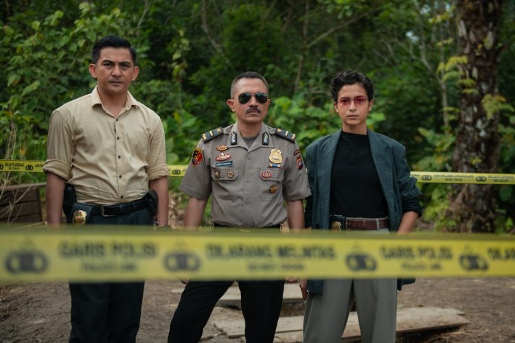 Borderless Fog. (L to R) Yoga Pratama as Tomas, Lukman Sardi as Panca, Putri Marino as Sanja in Borderless Fog. Cr. Courtesy of Netflix © 2024