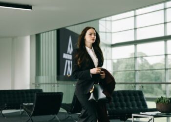 Kampanye Viral Film Baru Yorgos Lanthimos ‘Bugonia’ Buat Penonton Meragukan Kenyataan