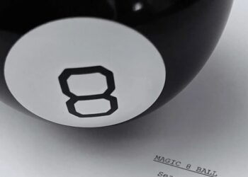 M. Night Shyamalan Siapkan Serial Supranatural Baru Berdasarkan Mainan Ikonik 1980-an Magic 8 Ball