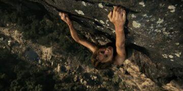 Trailer Baru “Apex” Dirilis, Charlize Theron Hadapi Teror Mematikan di Alam Liar