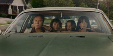 Trailer The End of Oak Street Dirilis, Anne Hathaway dan Ewan McGregor Terlempar ke Dunia Dinosaurus