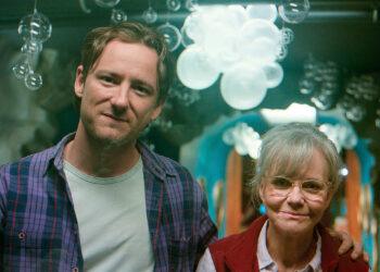 Sally Field & Lewis Pullman Hadirkan Kisah Menyentuh di Trailer Remarkably Bright Creatures