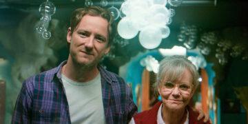 Sally Field & Lewis Pullman Hadirkan Kisah Menyentuh di Trailer Remarkably Bright Creatures