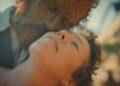 Olivia Colman dan Alexander Skarsgård Jalani Romansa Aneh di Trailer Wicker