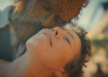 Olivia Colman dan Alexander Skarsgård Jalani Romansa Aneh di Trailer Wicker