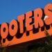 Kisah Berdirinya Restoran Ikonik Hooters Bakal Diangkat ke Layar Lebar