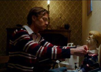 Jeffrey Dollmer Hadirkan Jeffrey Dahmer sebagai Boneka Pembunuh dalam Trailer Terbaru