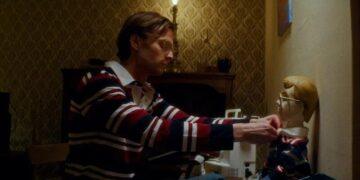 Jeffrey Dollmer Hadirkan Jeffrey Dahmer sebagai Boneka Pembunuh dalam Trailer Terbaru